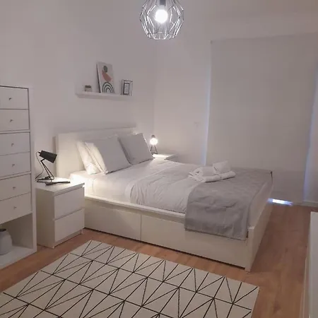 Apartment Amalia Rodrigues -apartamento Com 3 Quartos Em Pleno Coracao De *