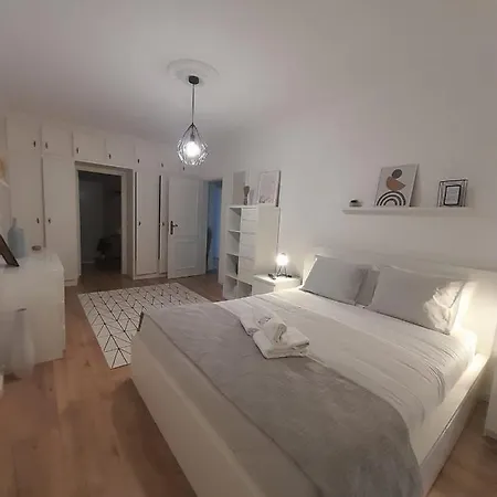 Apartment Amalia Rodrigues -apartamento Com 3 Quartos Em Pleno Coracao De