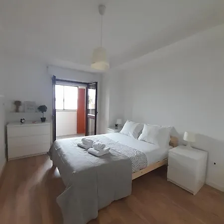 Amalia Rodrigues -apartamento Com 3 Quartos Em Pleno Coracao De Apartment